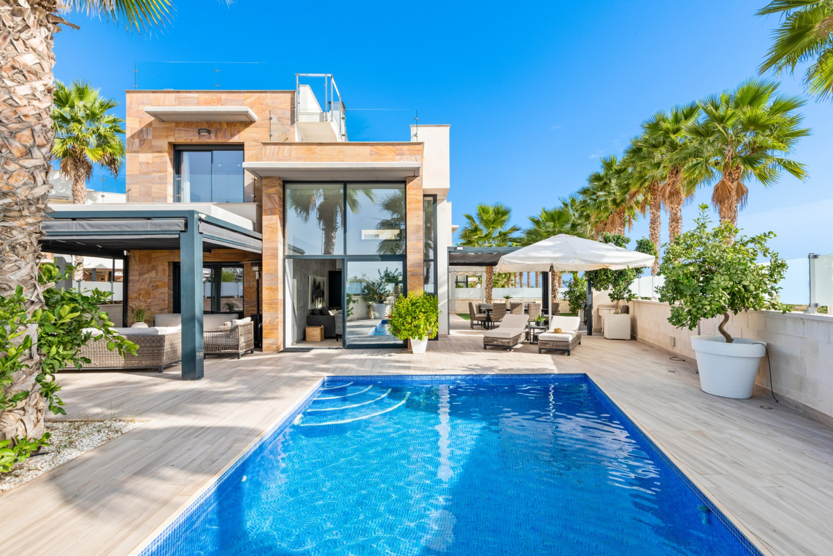 For sale - 5 Bedroom 4 Bathroom House - Detached Villa in Orihuela - Lomas de Cabo Roig  - Alicante