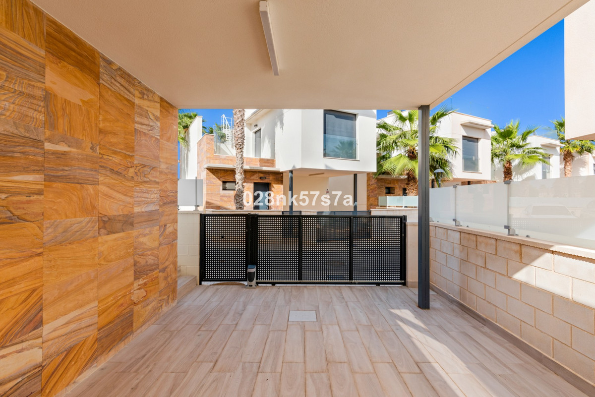 For sale - 5 Bedroom 4 Bathroom House - Detached Villa in Orihuela - Lomas de Cabo Roig  - Alicante