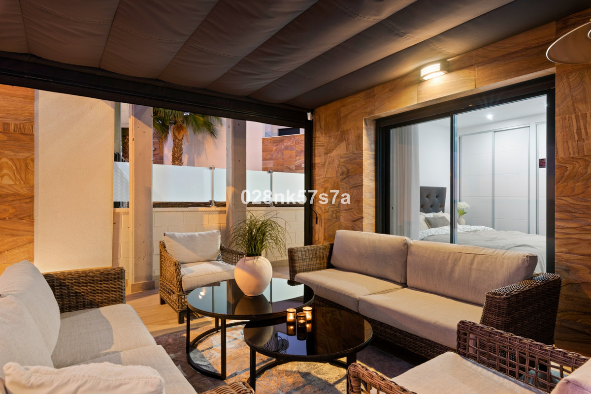 For sale - 5 Bedroom 4 Bathroom House - Detached Villa in Orihuela - Lomas de Cabo Roig  - Alicante