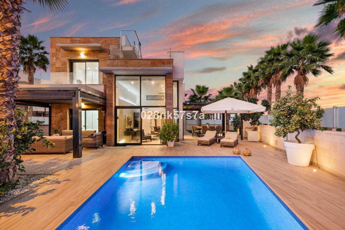 For sale - 5 Bedroom 4 Bathroom House - Detached Villa in Orihuela - Lomas de Cabo Roig  - Alicante