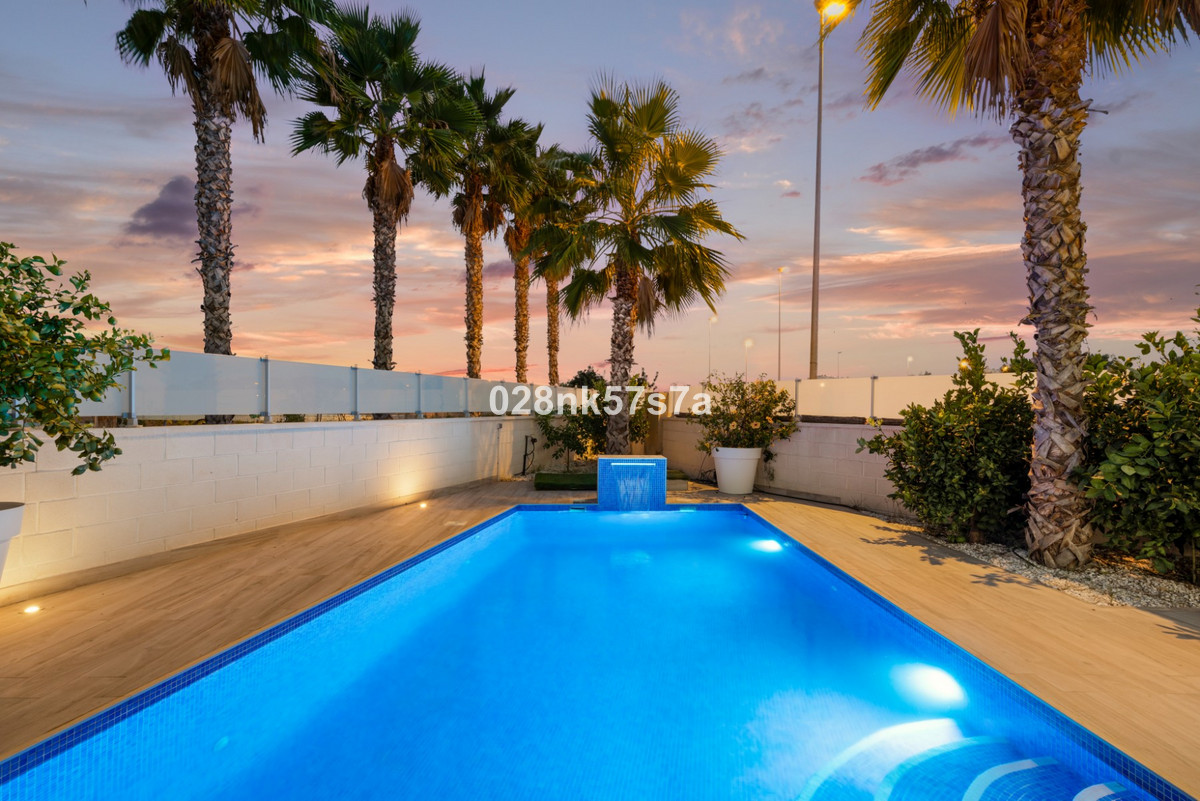 For sale - 5 Bedroom 4 Bathroom House - Detached Villa in Orihuela - Lomas de Cabo Roig  - Alicante