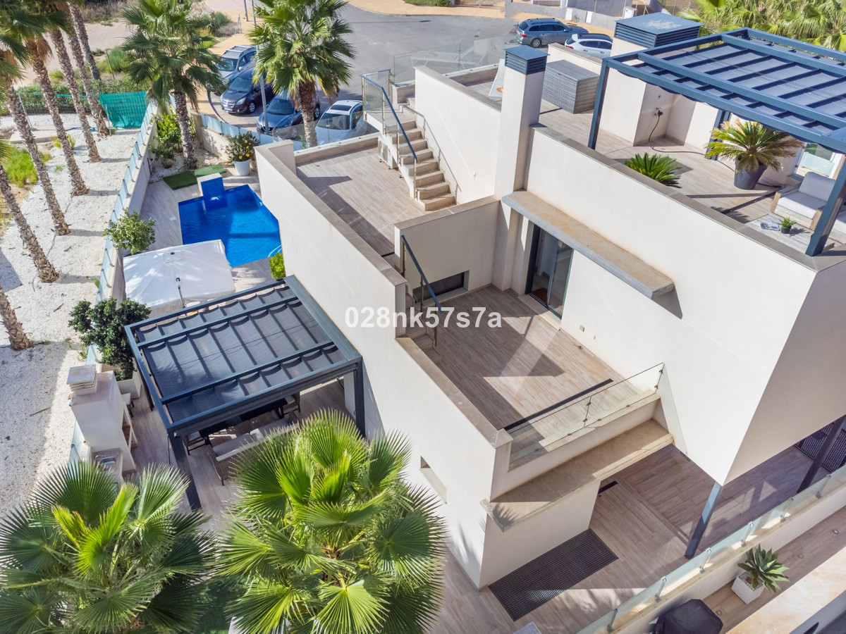 For sale - 5 Bedroom 4 Bathroom House - Detached Villa in Orihuela - Lomas de Cabo Roig  - Alicante