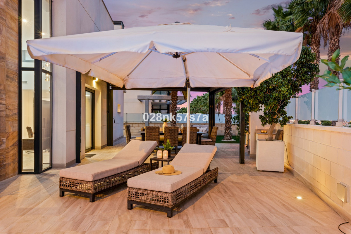 For sale - 5 Bedroom 4 Bathroom House - Detached Villa in Orihuela - Lomas de Cabo Roig  - Alicante