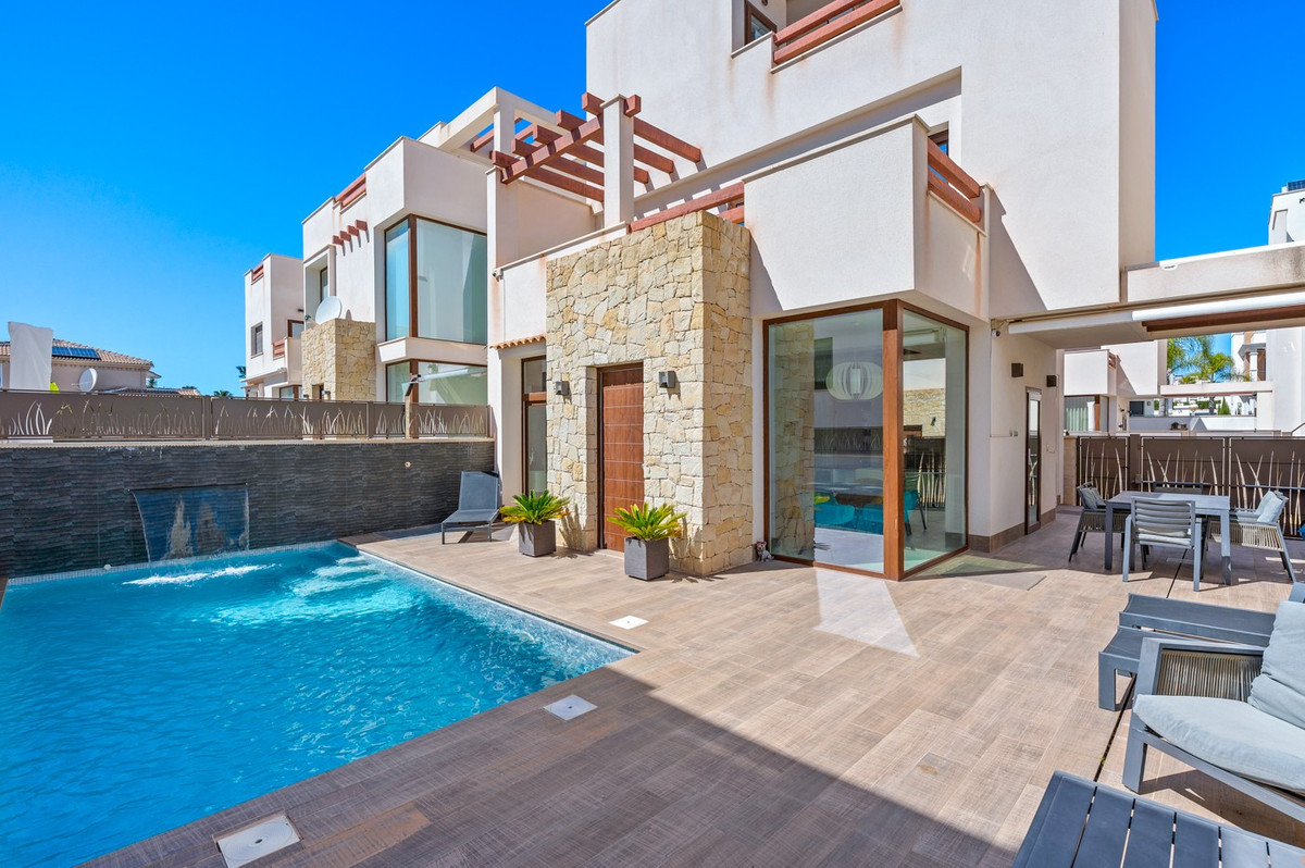 For sale - 3 Bedroom 3 Bathroom House - Detached Villa in Rojales - Ciudad Quesada  - Alicante