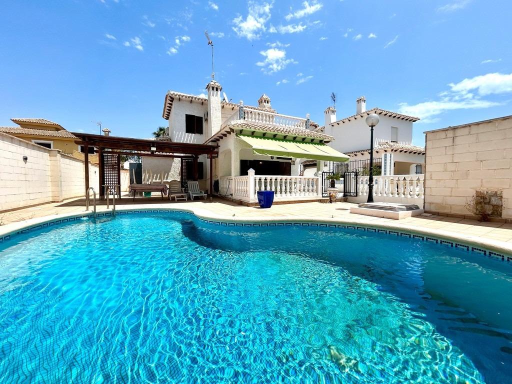 For sale - 4 Bedroom 2 Bathroom Villa in La Zenia - La Zenia  - Alicante