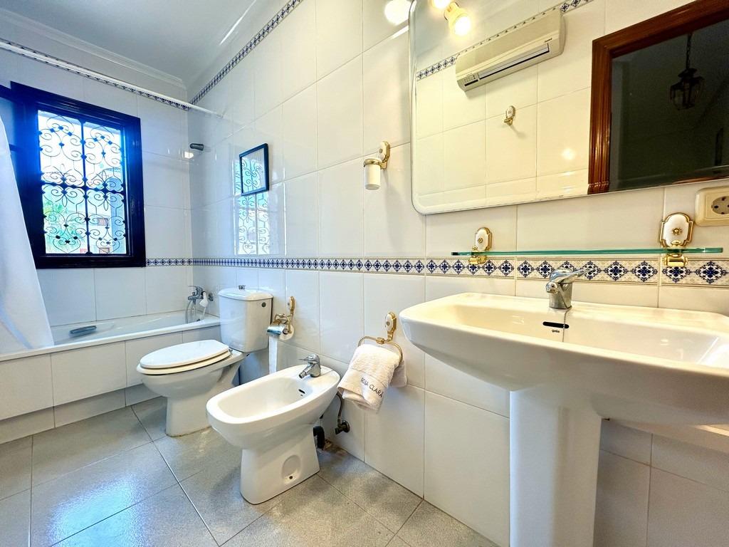 For sale - 4 Bedroom 2 Bathroom Villa in La Zenia - La Zenia  - Alicante