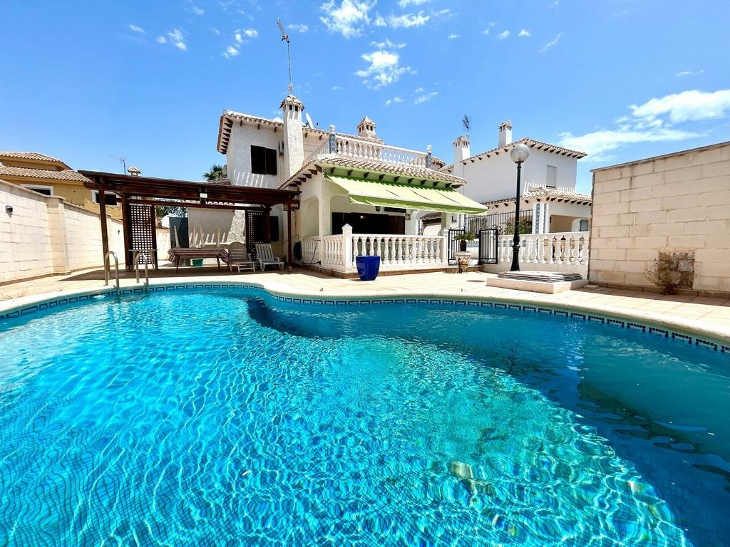 For sale - 4 Bedroom 2 Bathroom Villa in La Zenia - La Zenia  - Alicante