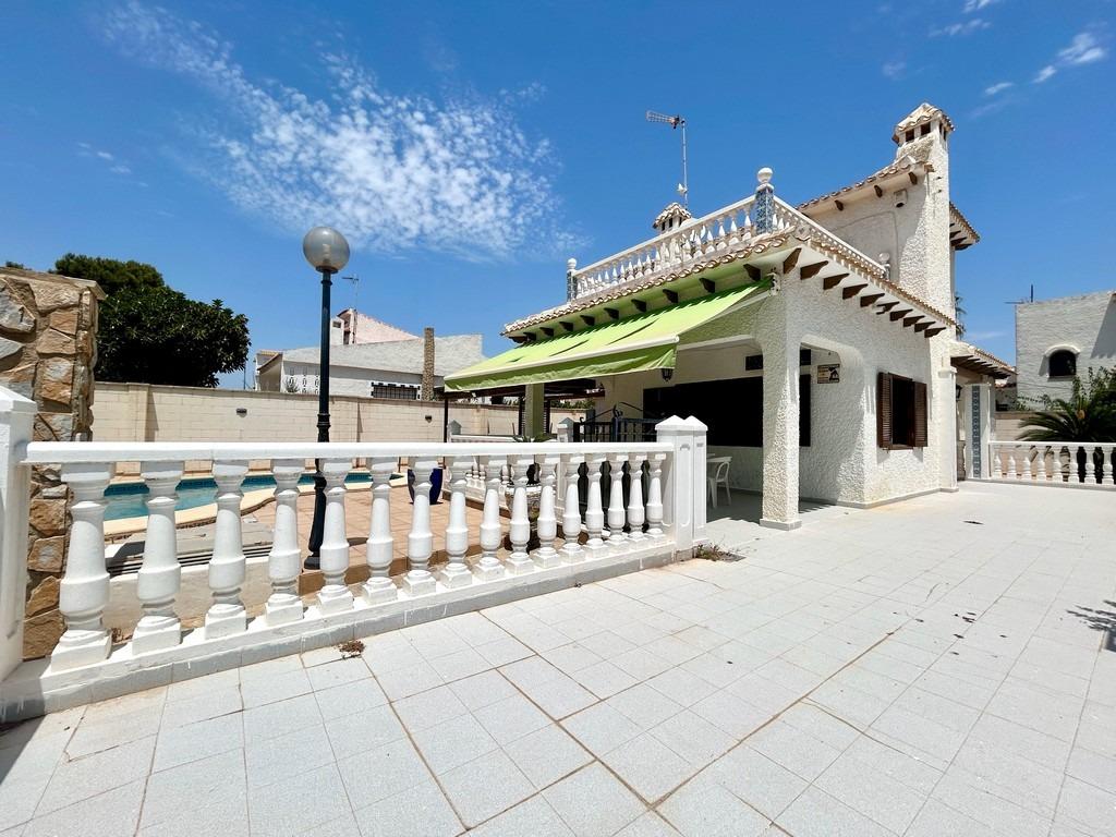 For sale - 4 Bedroom 2 Bathroom Villa in La Zenia - La Zenia  - Alicante