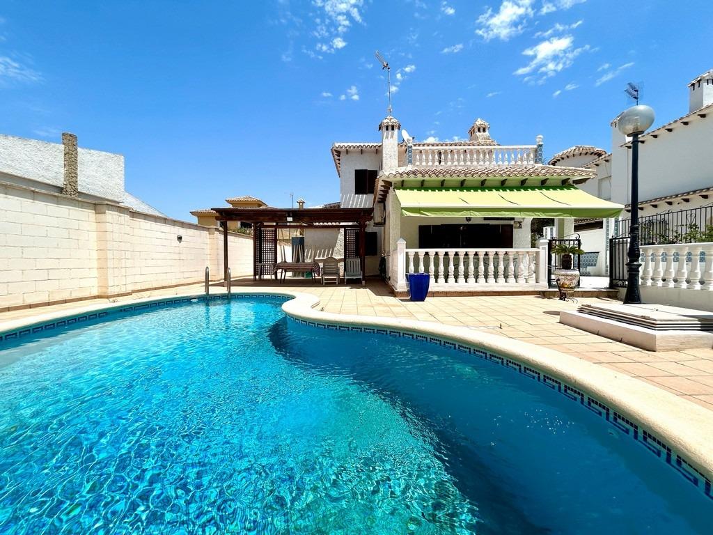For sale - 4 Bedroom 2 Bathroom Villa in La Zenia - La Zenia  - Alicante