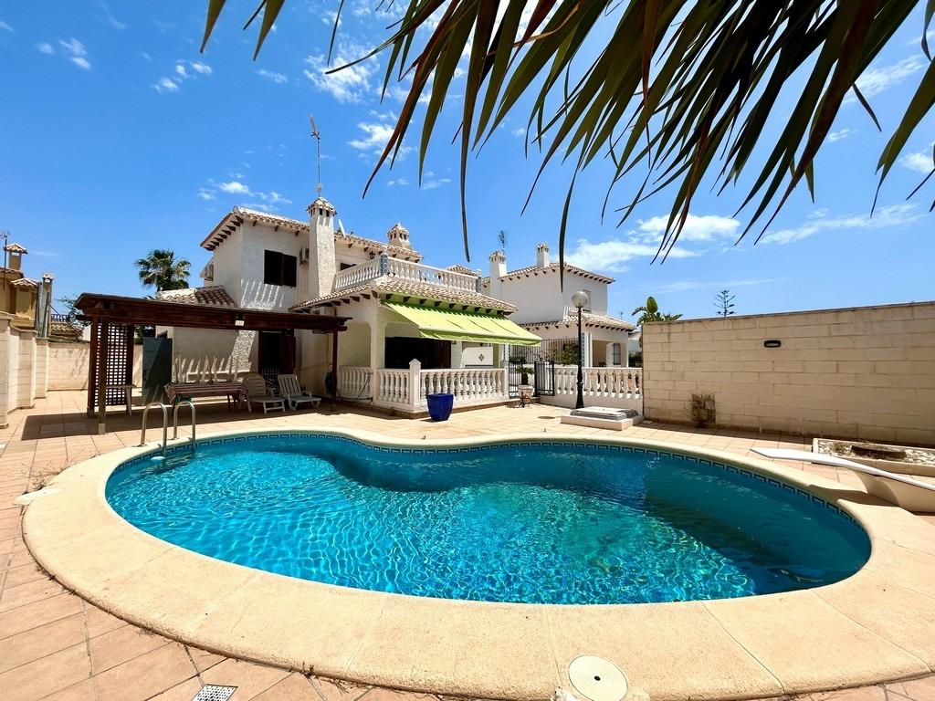For sale - 4 Bedroom 2 Bathroom Villa in La Zenia - La Zenia  - Alicante