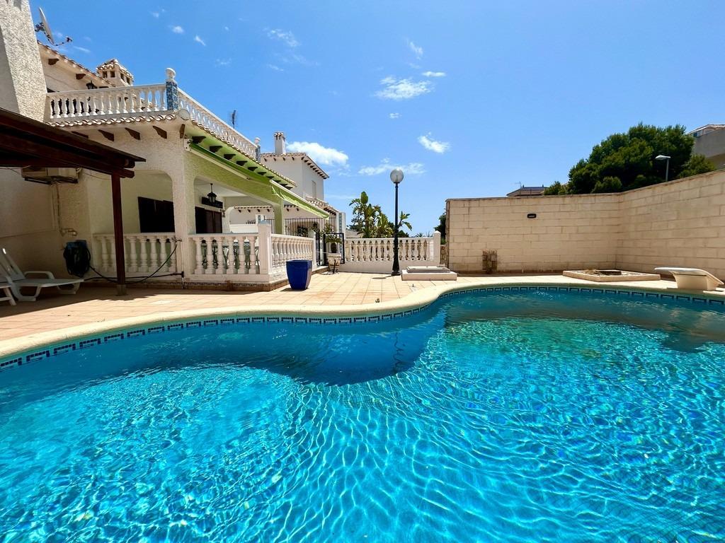 For sale - 4 Bedroom 2 Bathroom Villa in La Zenia - La Zenia  - Alicante