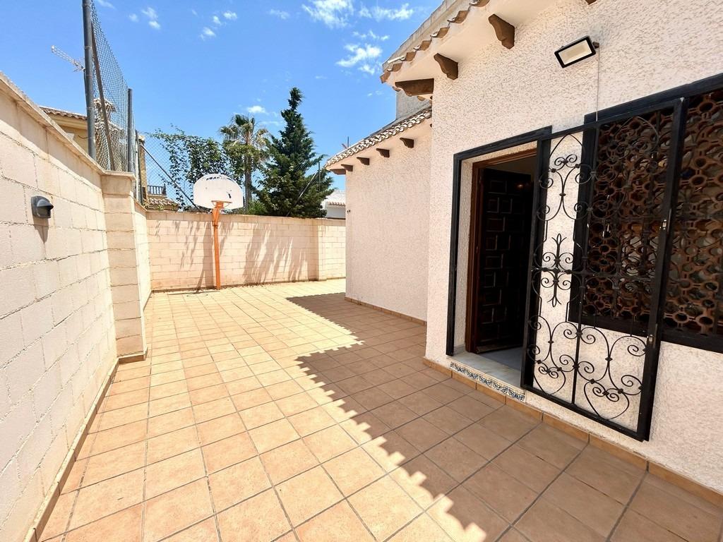 For sale - 4 Bedroom 2 Bathroom Villa in La Zenia - La Zenia  - Alicante