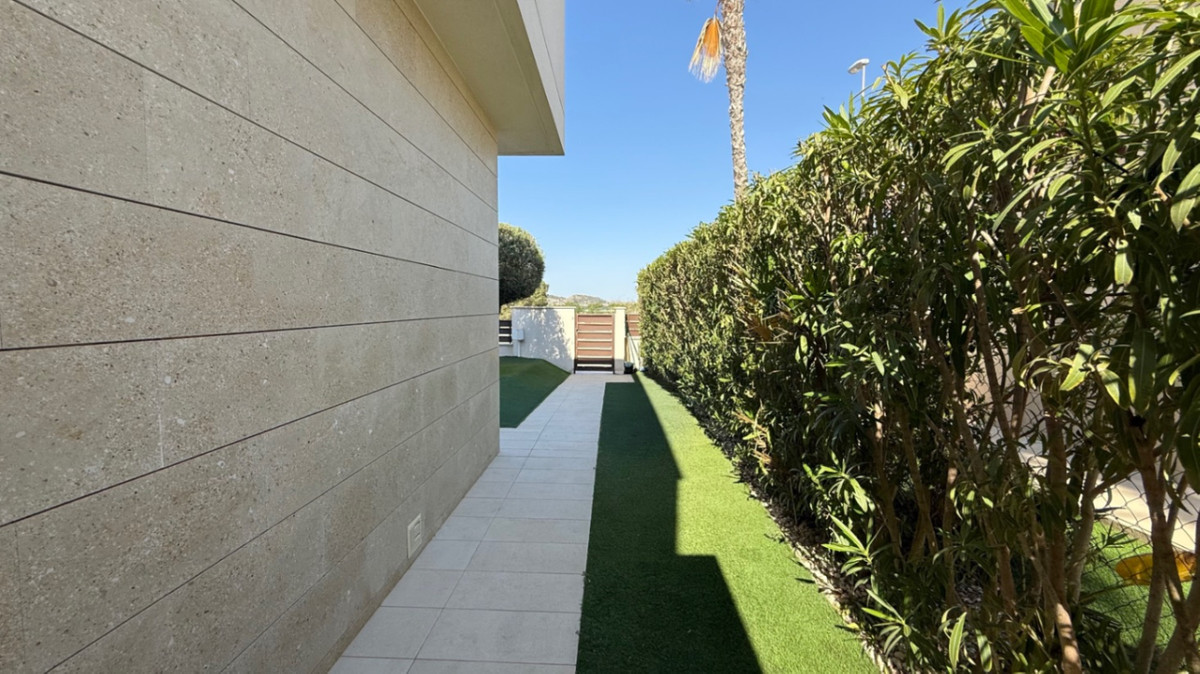 For sale - 3 Bedroom 2 Bathroom House - Detached Villa in Orihuela - Orihuela Centro  - Alicante