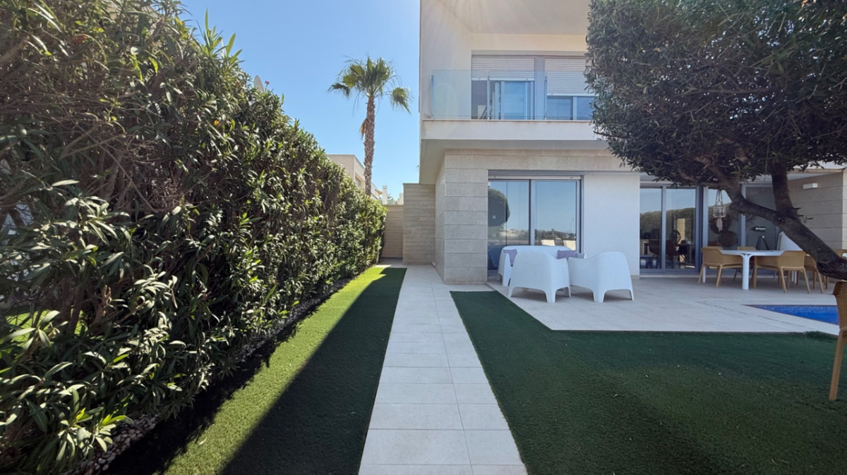 For sale - 3 Bedroom 2 Bathroom House - Detached Villa in Orihuela - Orihuela Centro  - Alicante