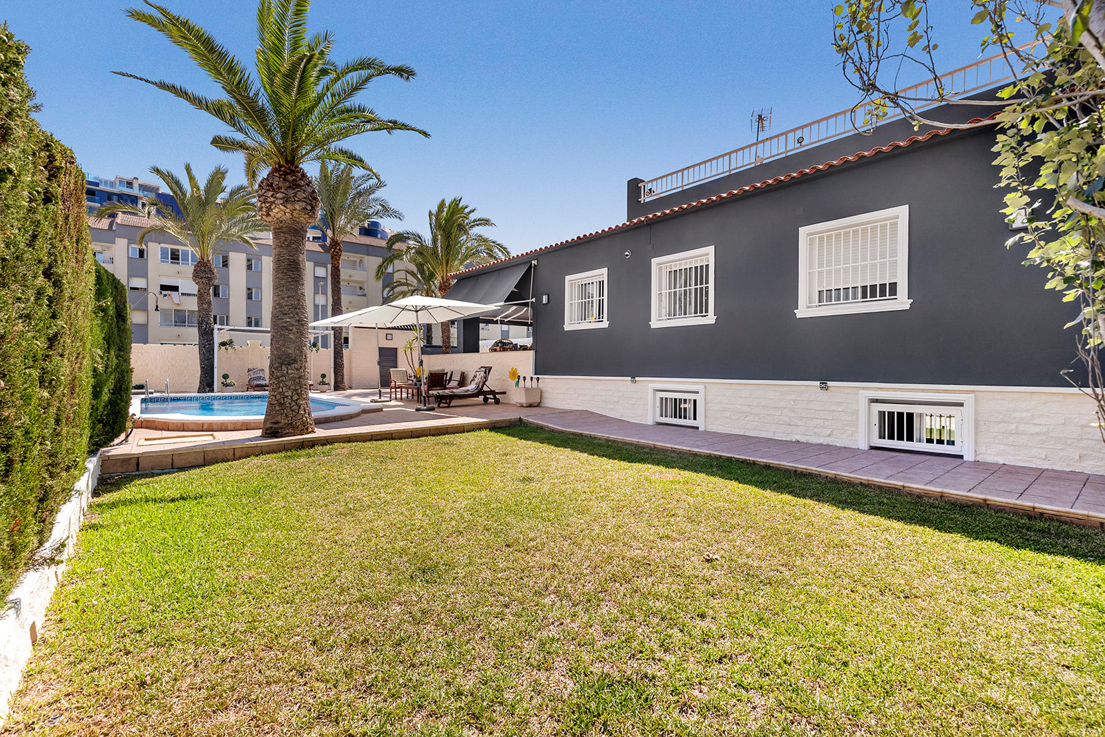 For sale - 4 Bedroom 2 Bathroom Villa in Punta Prima - Rocio del Mar  - Alicante