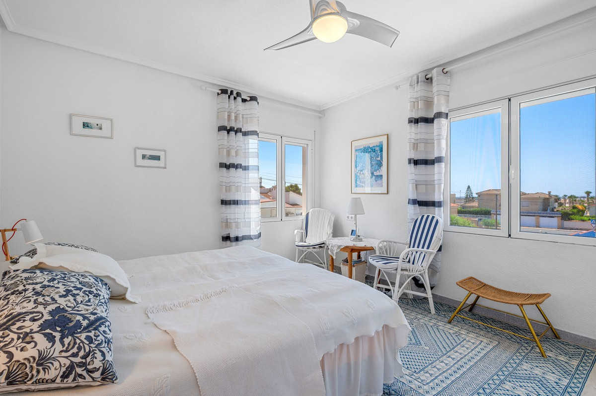 For sale - 3 Bedroom 4 Bathroom House - Detached Villa in Rojales - Ciudad Quesada  - Alicante