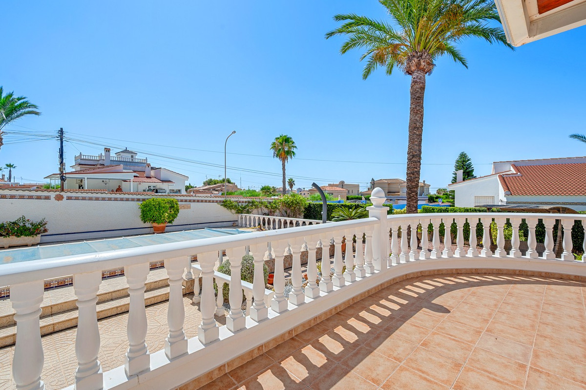 For sale - 3 Bedroom 4 Bathroom House - Detached Villa in Rojales - Ciudad Quesada  - Alicante