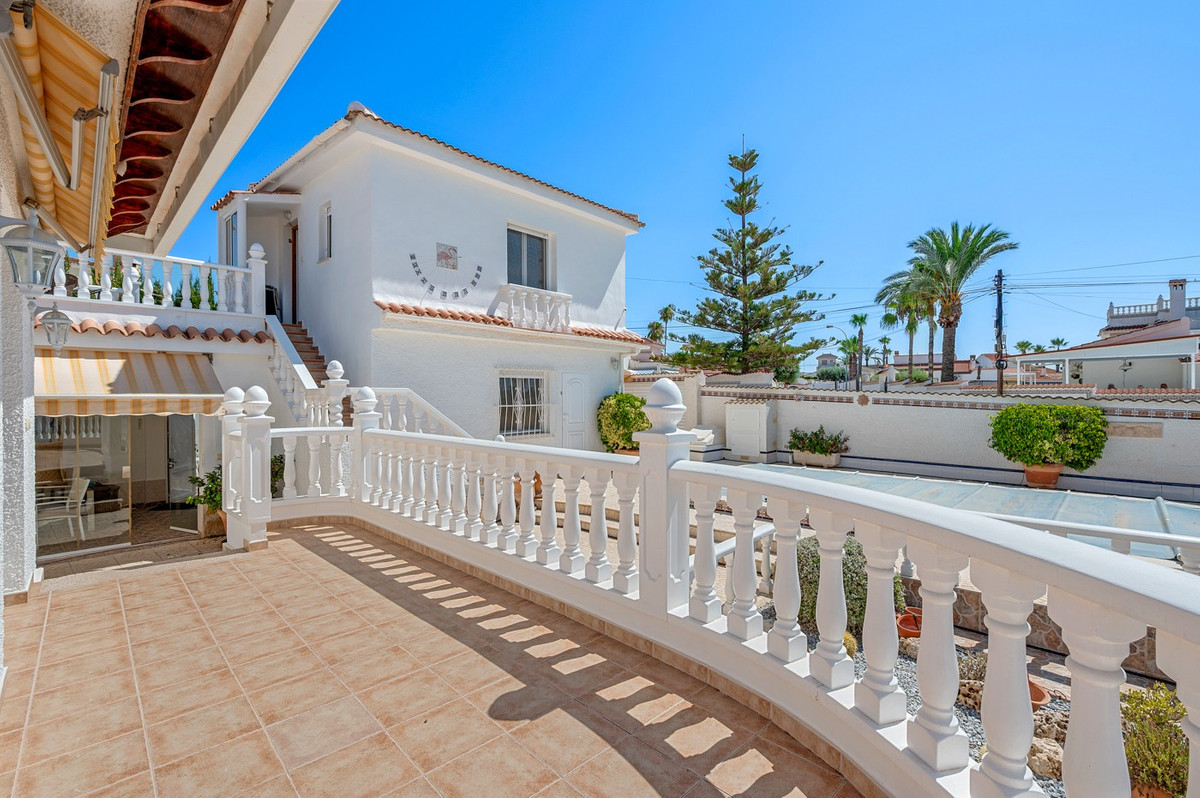For sale - 3 Bedroom 4 Bathroom House - Detached Villa in Rojales - Ciudad Quesada  - Alicante