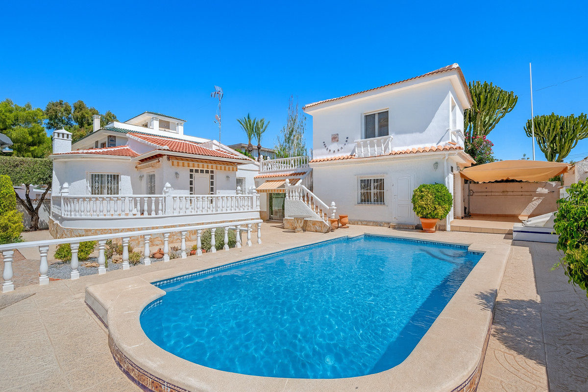For sale - 3 Bedroom 4 Bathroom House - Detached Villa in Rojales - Ciudad Quesada  - Alicante