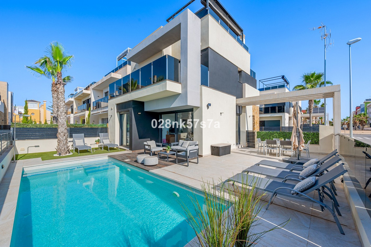 For sale - 4 Bedroom 4 Bathroom House - Detached Villa in Orihuela - Lomas de Cabo Roig  - Alicante