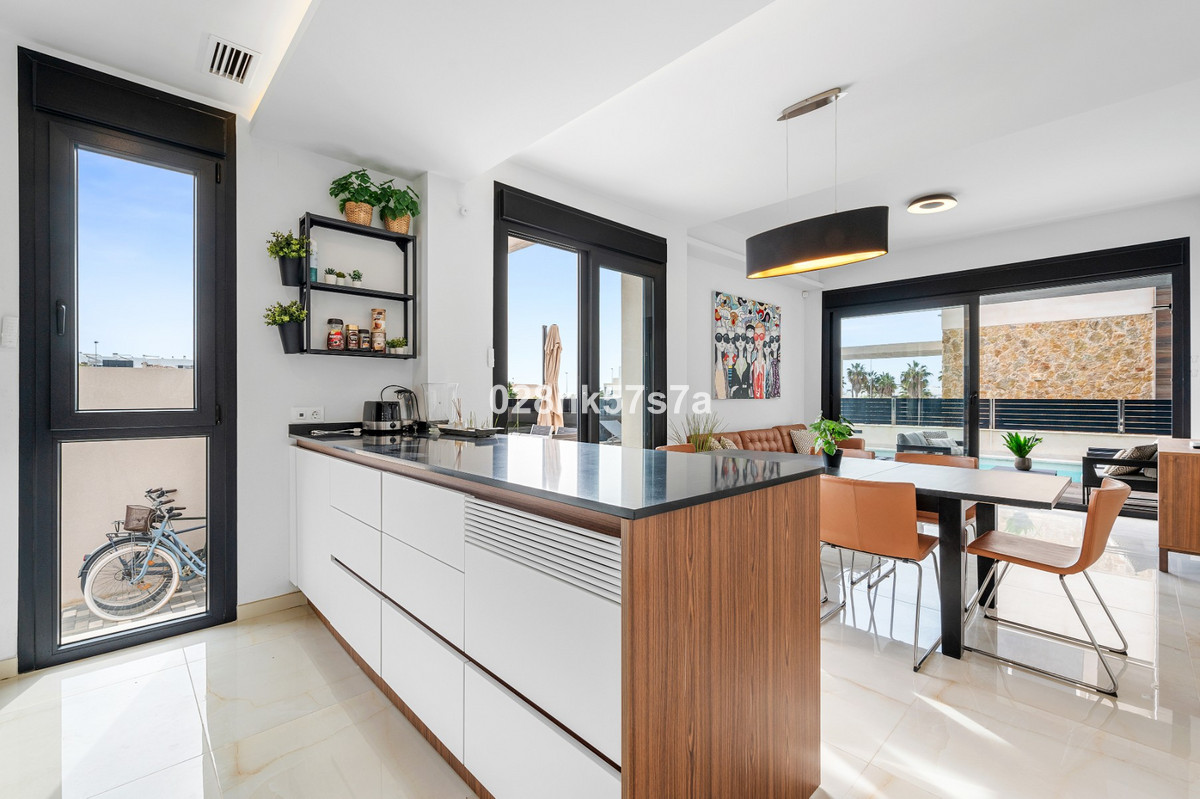 For sale - 4 Bedroom 4 Bathroom House - Detached Villa in Orihuela - Lomas de Cabo Roig  - Alicante