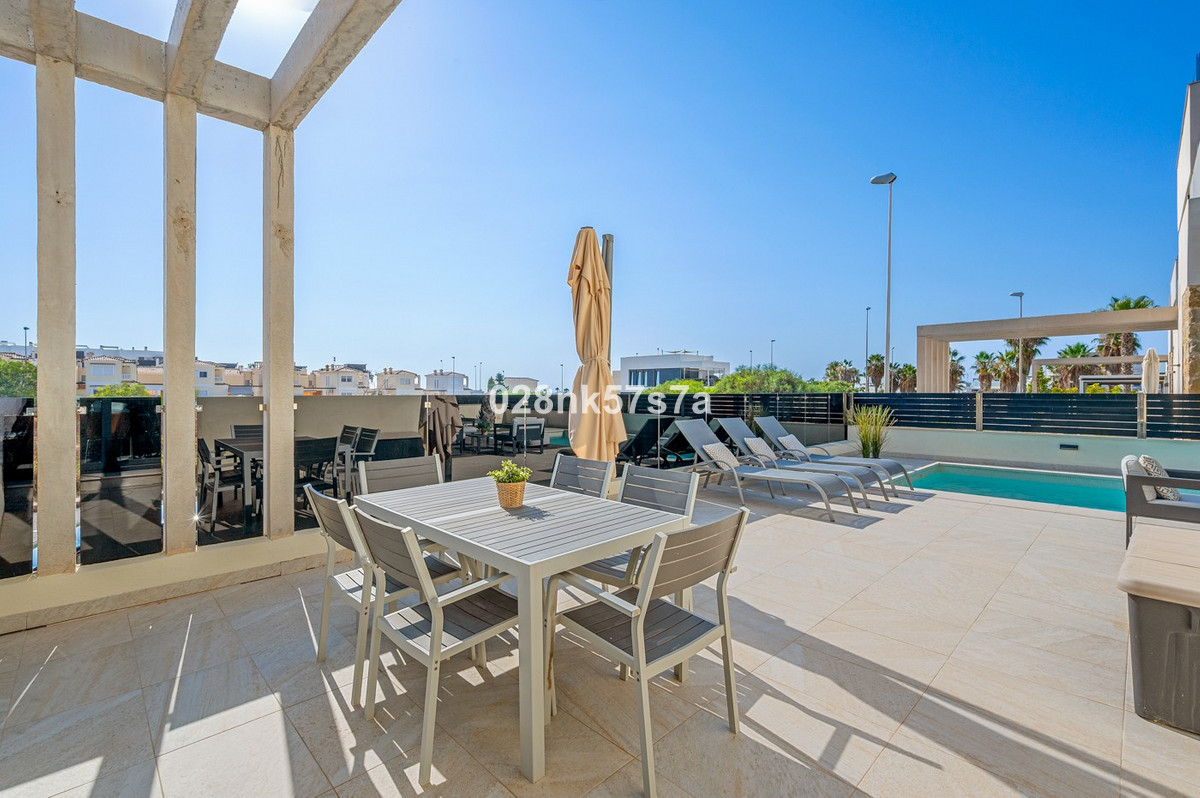For sale - 4 Bedroom 4 Bathroom House - Detached Villa in Orihuela - Lomas de Cabo Roig  - Alicante