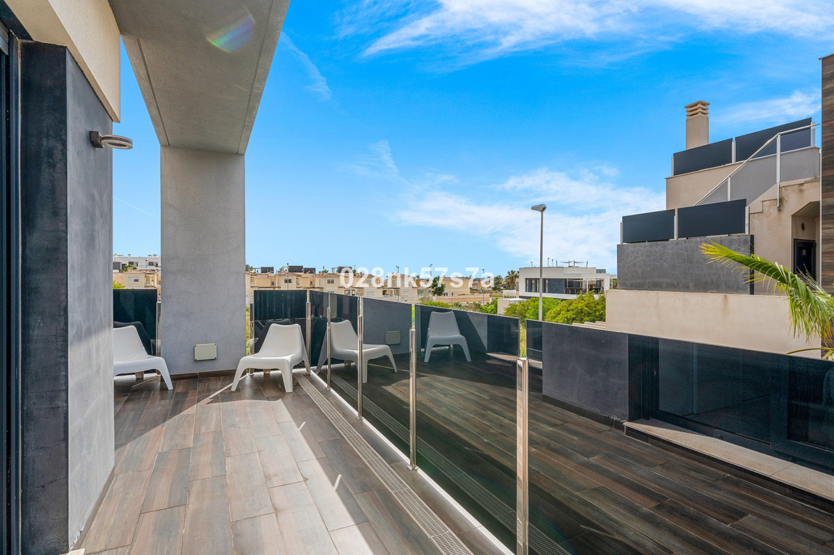 For sale - 4 Bedroom 4 Bathroom House - Detached Villa in Orihuela - Lomas de Cabo Roig  - Alicante