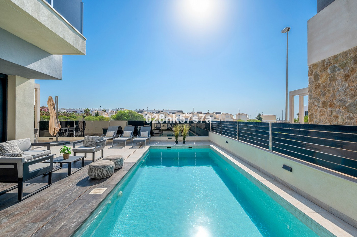 For sale - 4 Bedroom 4 Bathroom House - Detached Villa in Orihuela - Lomas de Cabo Roig  - Alicante