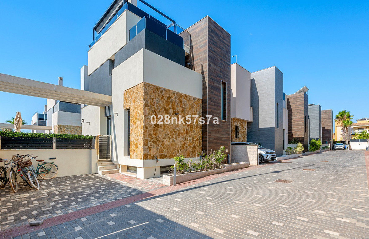 For sale - 4 Bedroom 4 Bathroom House - Detached Villa in Orihuela - Lomas de Cabo Roig  - Alicante