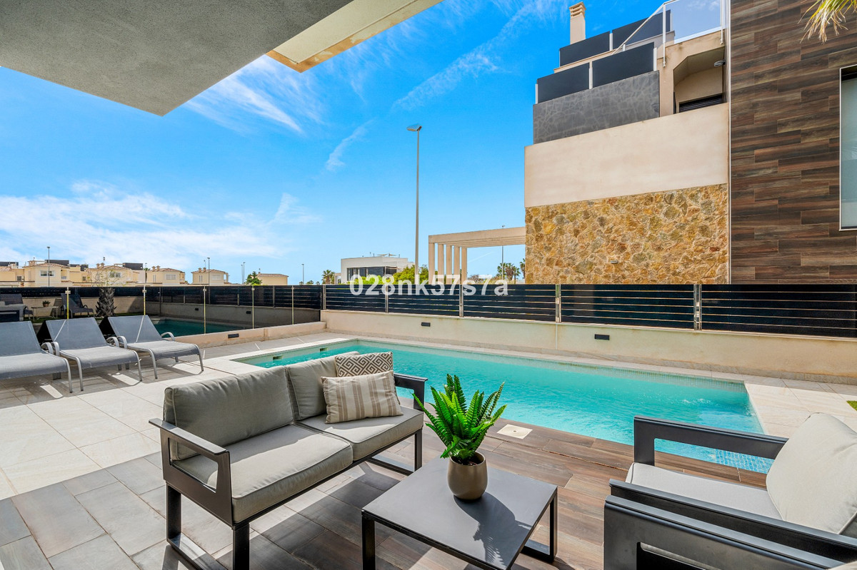 For sale - 4 Bedroom 4 Bathroom House - Detached Villa in Orihuela - Lomas de Cabo Roig  - Alicante