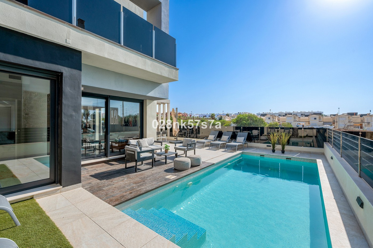 For sale - 4 Bedroom 4 Bathroom House - Detached Villa in Orihuela - Lomas de Cabo Roig  - Alicante