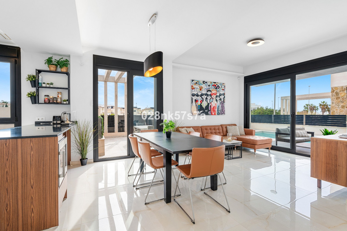 For sale - 4 Bedroom 4 Bathroom House - Detached Villa in Orihuela - Lomas de Cabo Roig  - Alicante