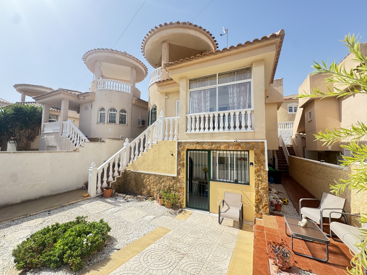 For sale - 4 Bedroom 2 Bathroom Villa in Villamartin - , Villamartin, Alicante, Spain - Alicante