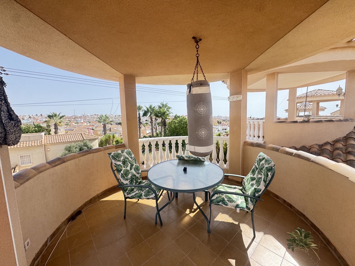 For sale - 4 Bedroom 2 Bathroom Villa in Villamartin - , Villamartin, Alicante, Spain - Alicante