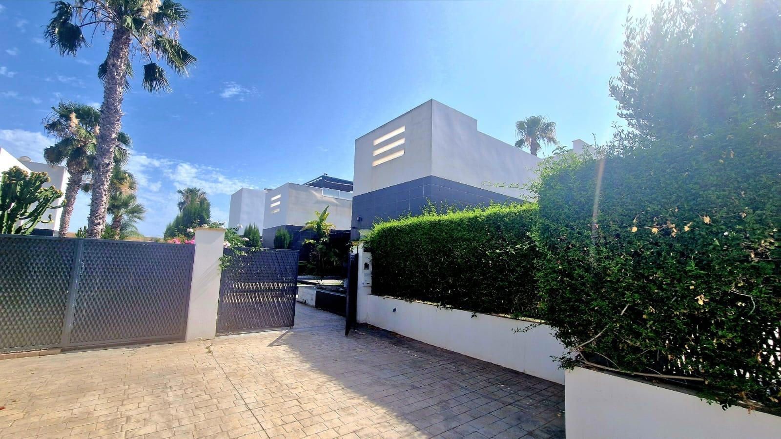 For sale - 2 Bedroom 2 Bathroom Semi-Detached House in Algorfa - La Finca Golf Resort - Alicante