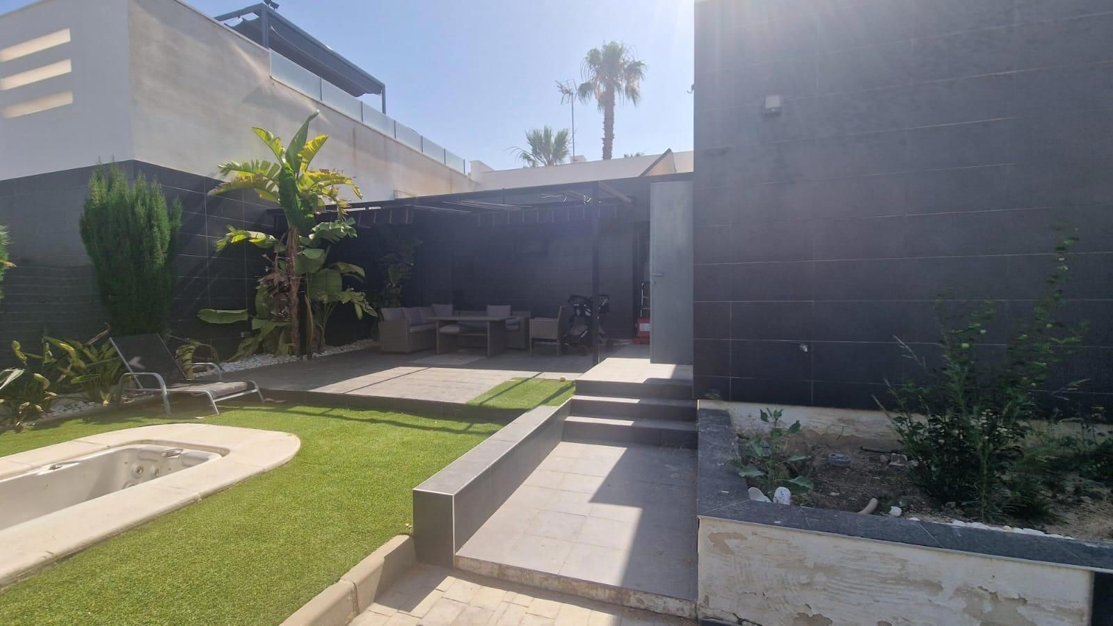 For sale - 2 Bedroom 2 Bathroom Semi-Detached House in Algorfa - La Finca Golf Resort - Alicante