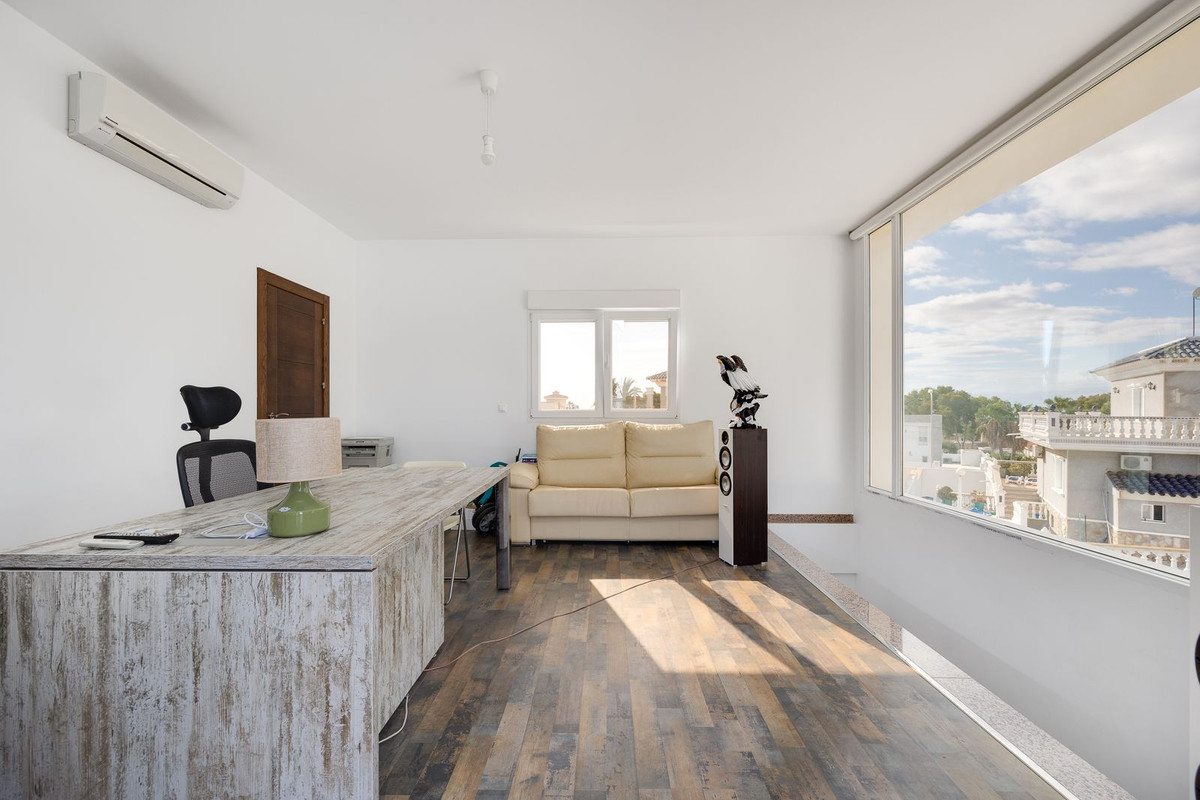 For sale - 4 Bedroom 4 Bathroom House - Detached Villa in Rojales - Ciudad Quesada  - Alicante