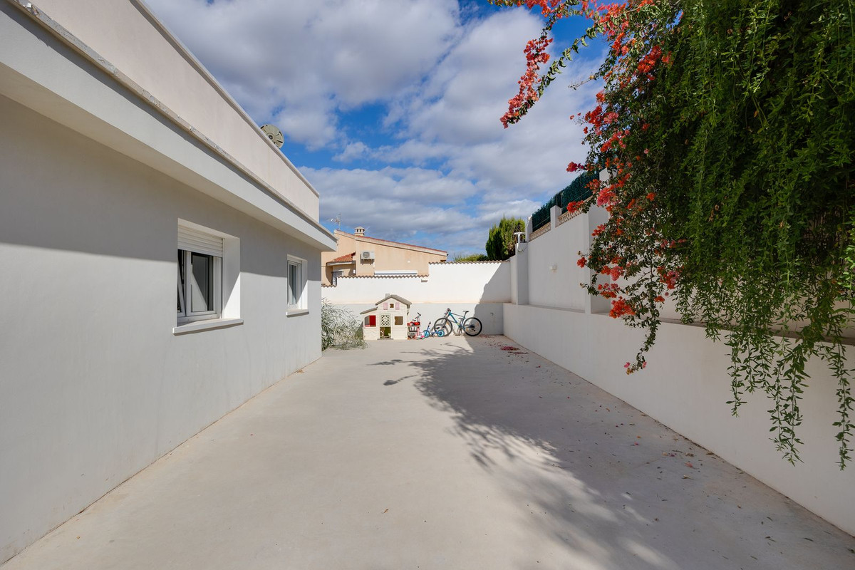 For sale - 4 Bedroom 4 Bathroom House - Detached Villa in Rojales - Ciudad Quesada  - Alicante
