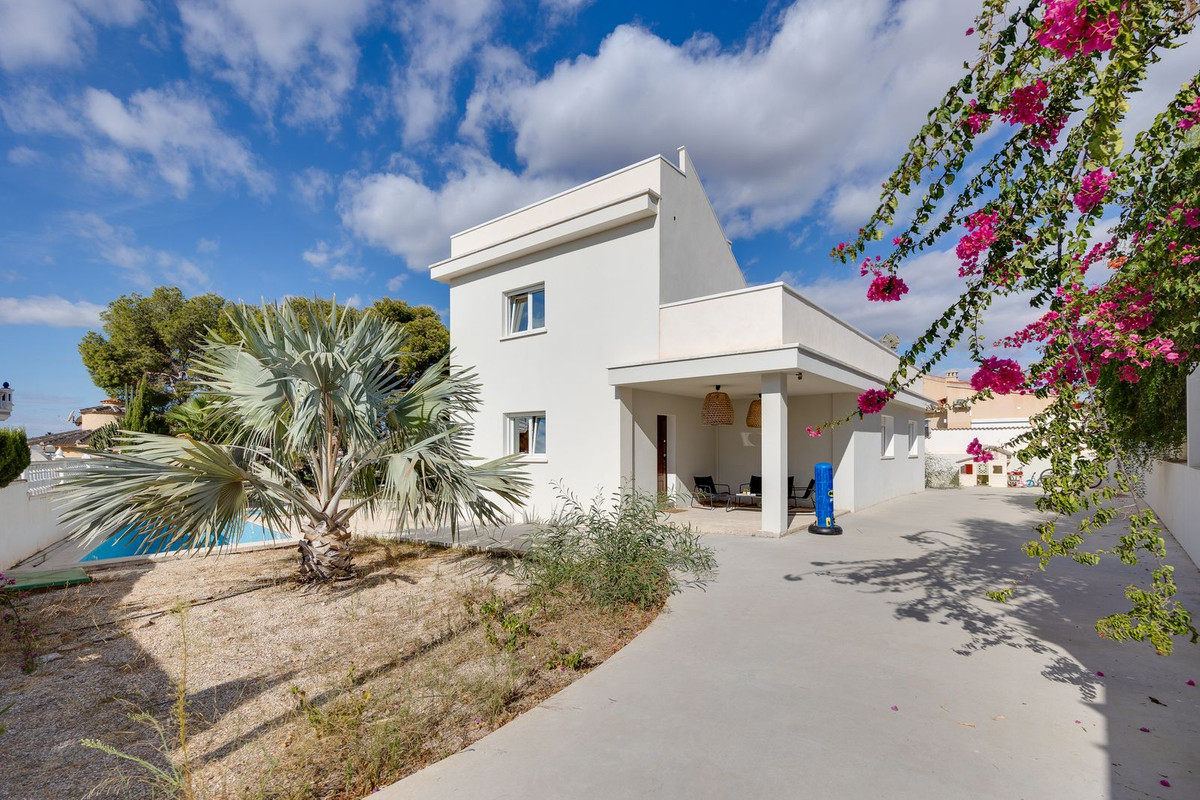 For sale - 4 Bedroom 4 Bathroom House - Detached Villa in Rojales - Ciudad Quesada  - Alicante
