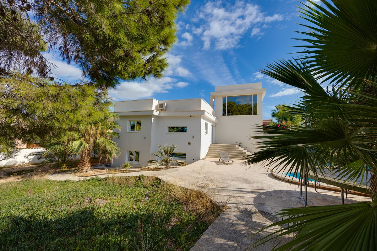 For sale - 4 Bedroom 4 Bathroom House - Detached Villa in Rojales - Ciudad Quesada  - Alicante