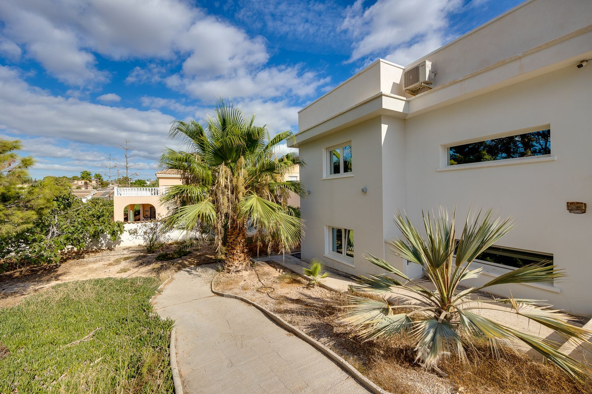 For sale - 4 Bedroom 4 Bathroom House - Detached Villa in Rojales - Ciudad Quesada  - Alicante
