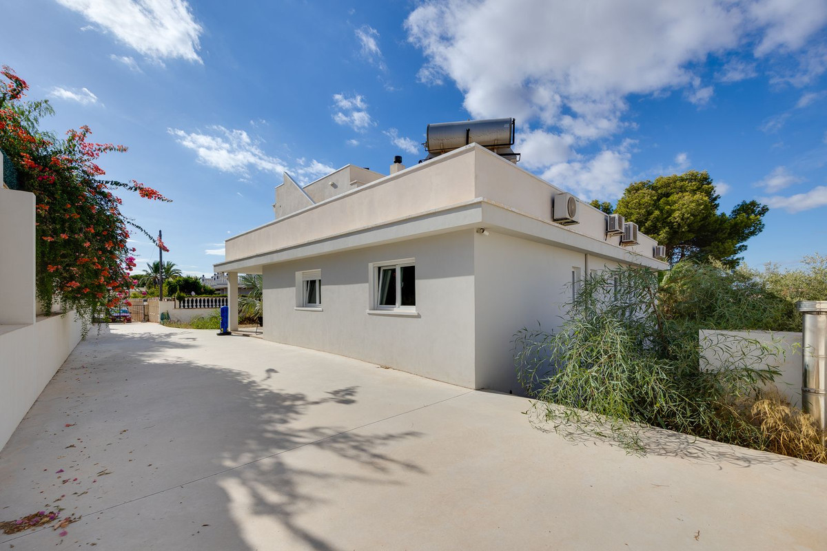 For sale - 4 Bedroom 4 Bathroom House - Detached Villa in Rojales - Ciudad Quesada  - Alicante