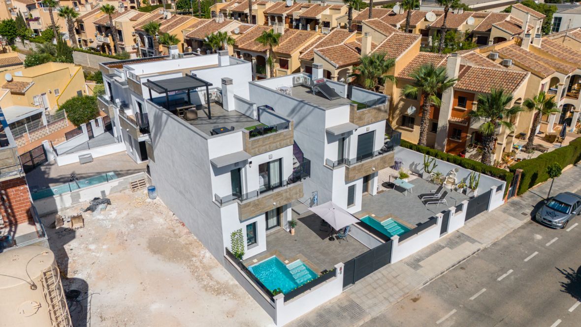 For sale - 3 Bedroom 3 Bathroom villa in Torrevieja -  - Alicante