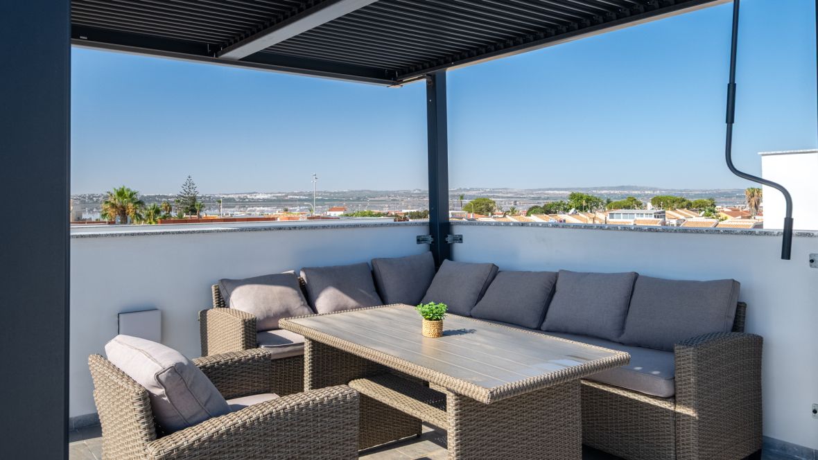 For sale - 3 Bedroom 3 Bathroom villa in Torrevieja -  - Alicante