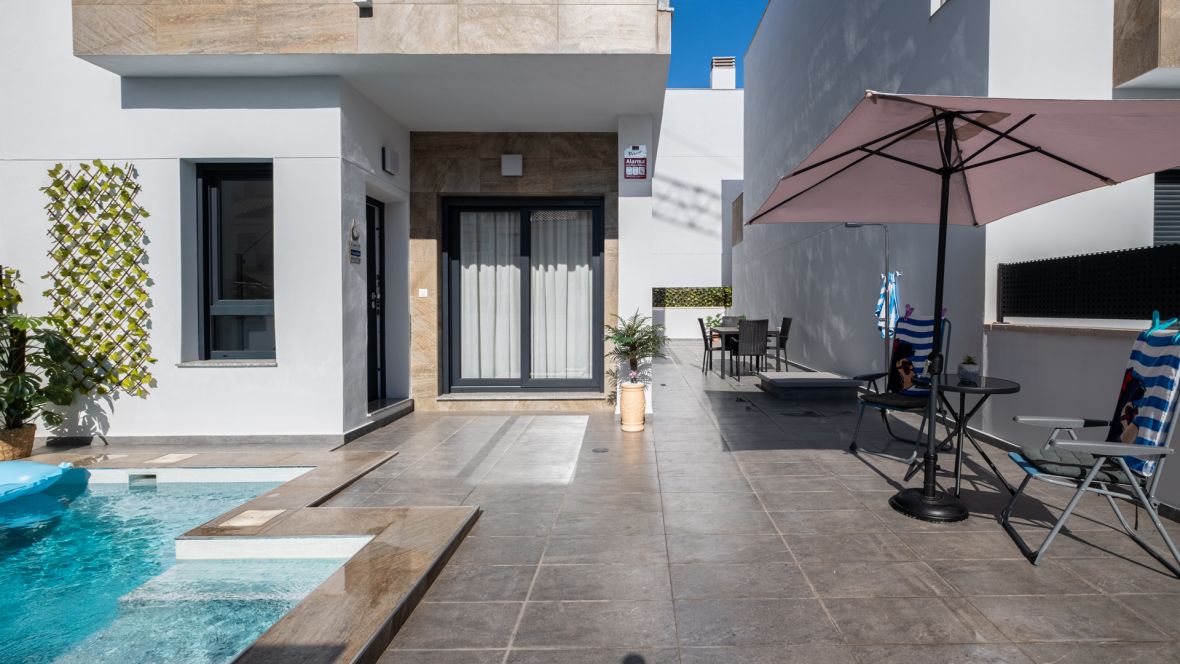 For sale - 3 Bedroom 3 Bathroom villa in Torrevieja -  - Alicante