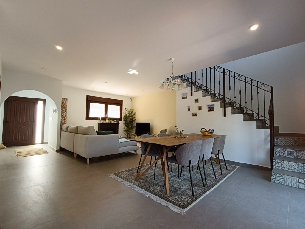 For sale - 5 Bedroom 4 Bathroom Villa in Pinar de Campoverde -  - Alicante