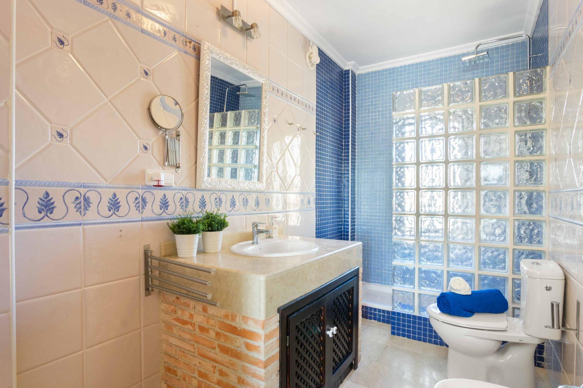 For sale - 5 Bedroom 3 Bathroom house in Orihuela Costa - Los Almendros-La Florida  - Alicante
