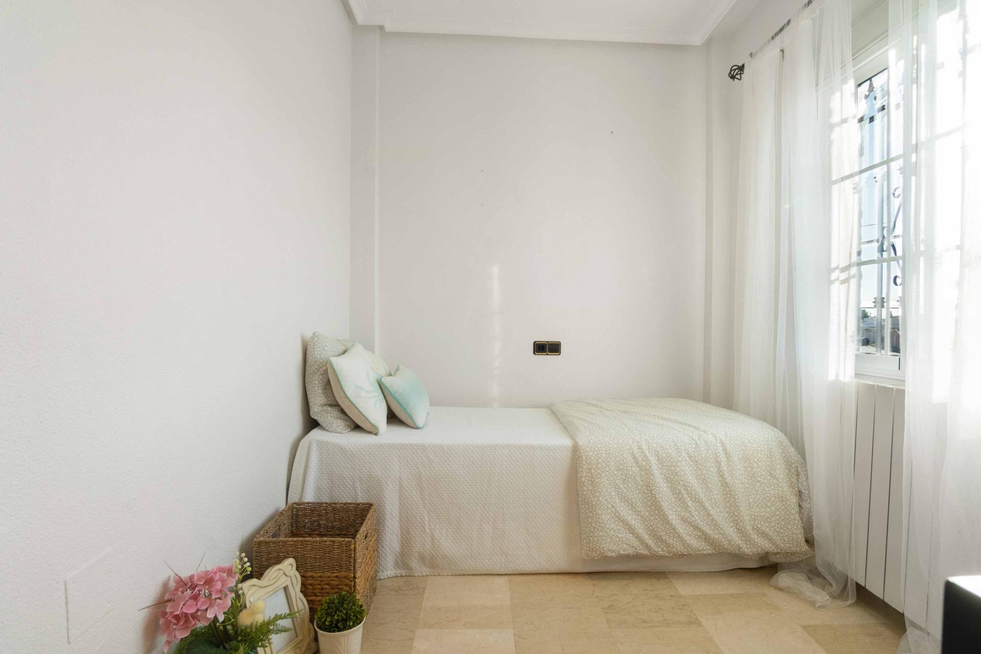 For sale - 5 Bedroom 3 Bathroom house in Orihuela Costa - Los Almendros-La Florida  - Alicante