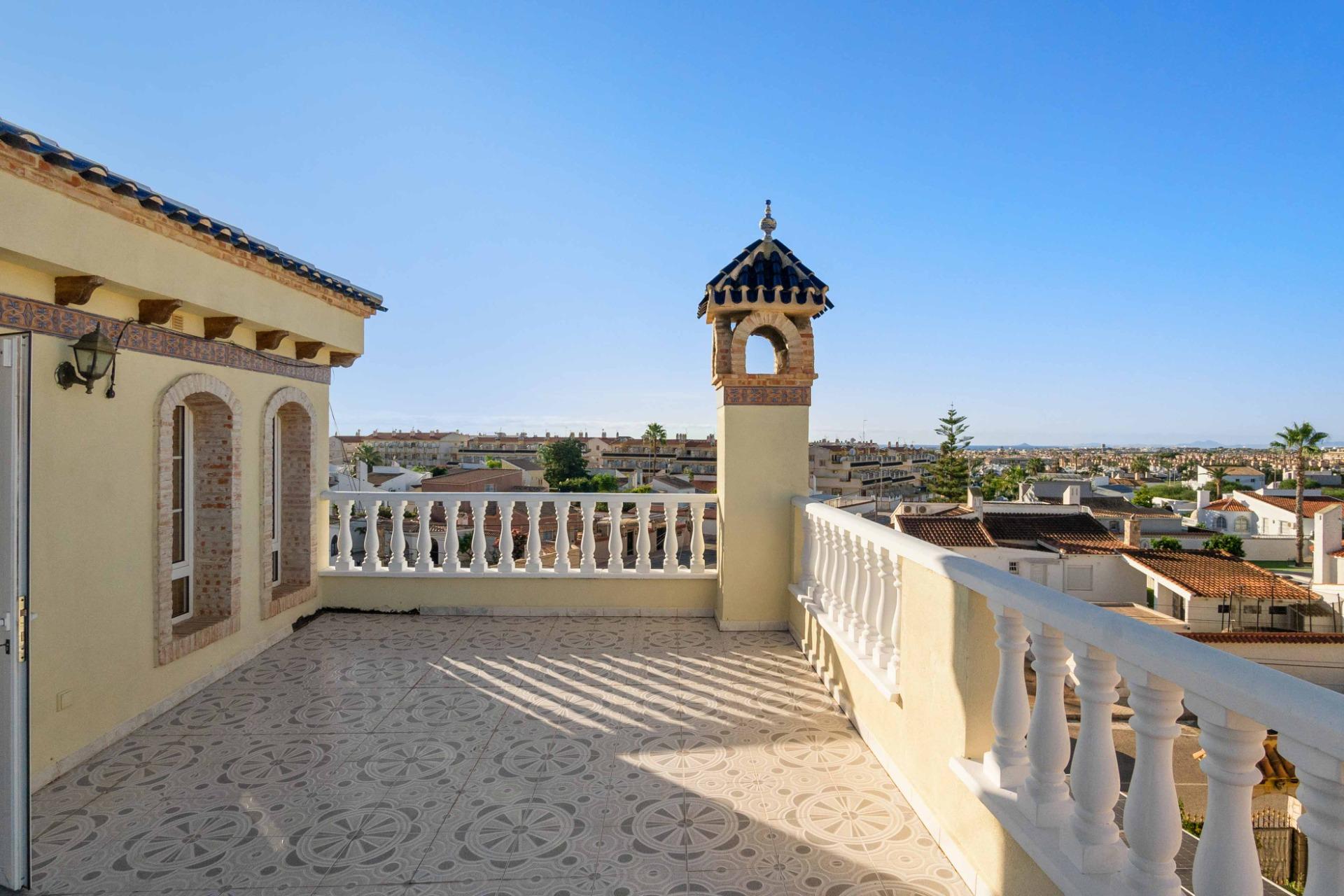 For sale - 5 Bedroom 3 Bathroom house in Orihuela Costa - Los Almendros-La Florida  - Alicante
