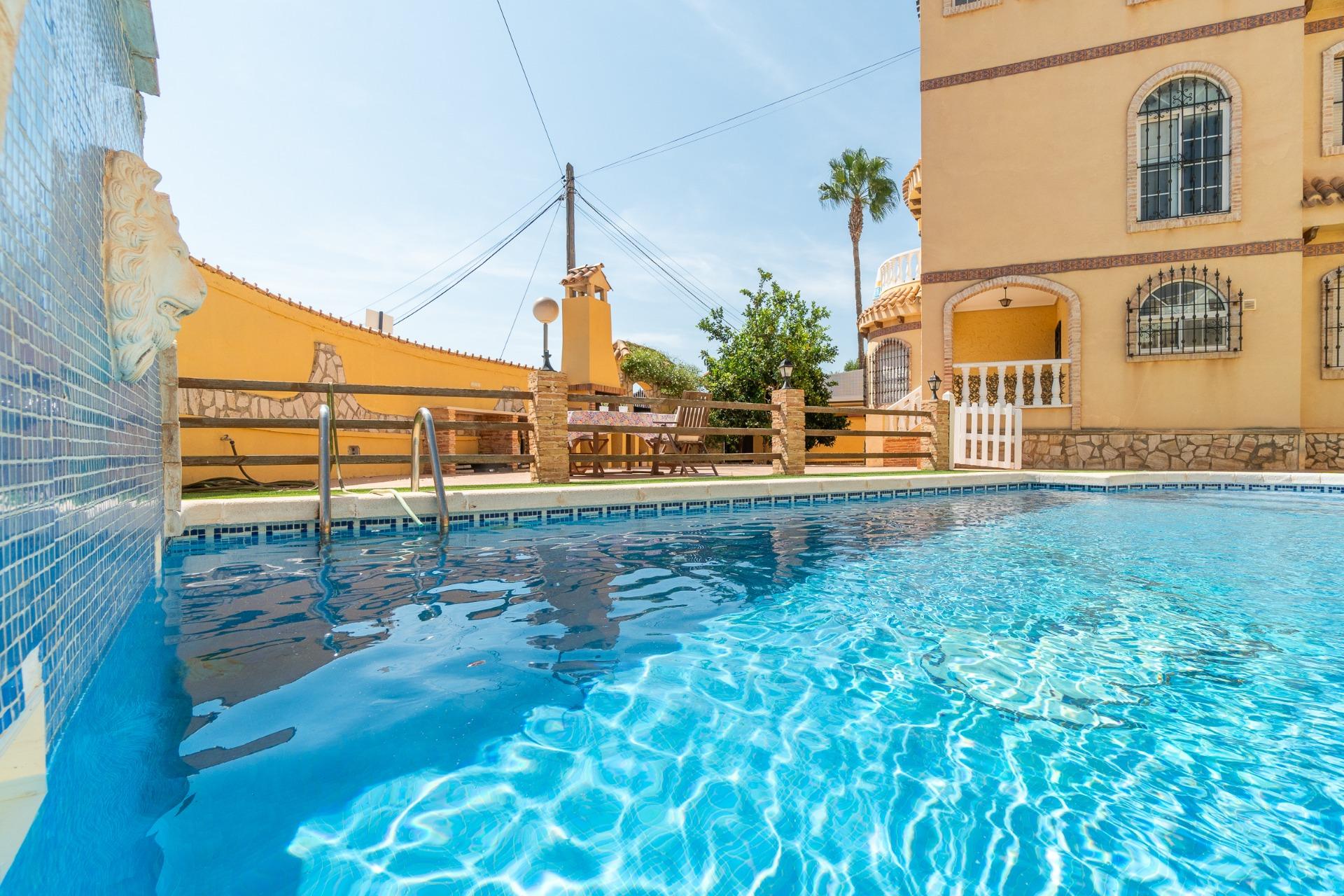 For sale - 5 Bedroom 3 Bathroom house in Orihuela Costa - Los Almendros-La Florida  - Alicante